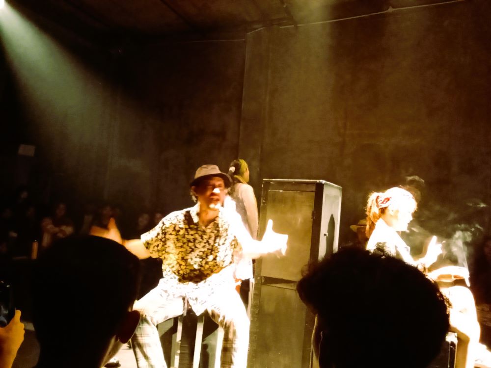 Akting Tanpa Peran di Ruang yang Tidak Bisa Dibohongi