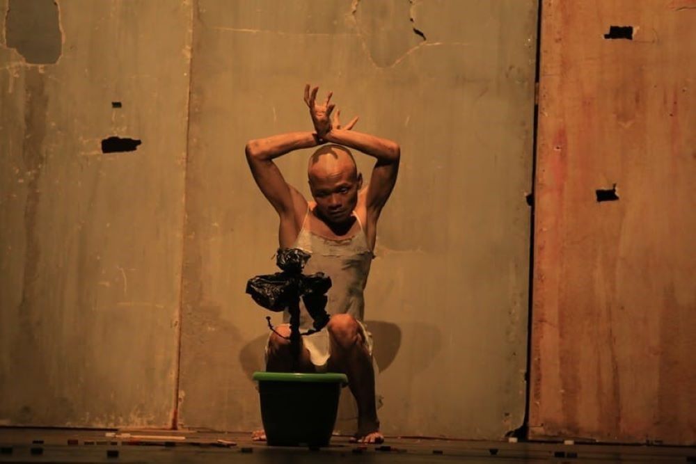 Analisis Hibriditas Artistik dalam Teater Tubuh Payung Hitam