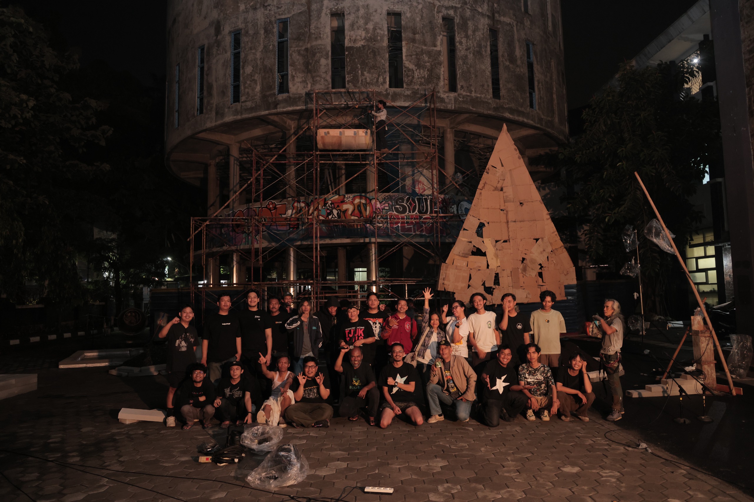 Menghidupkan Ruang Mati dalam Kritik Monolog Beton di ISBI Bandung beton 2