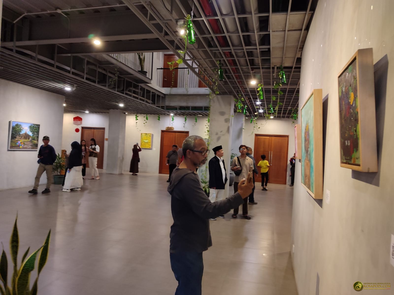PAMERAN LUKISAN SUARA ALAM KALIMANTAN DAN RUANG SUCI KELUARGA suasana pameran