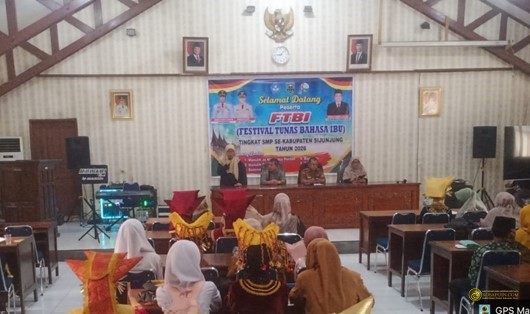 REVITALISASI BAHASA MINANGKABAU: SIJUNJUNG SUKSES GELAR FTBI 2026 TINGKAT SMP BERSAMA AKADEMISI PRODI SENI TEATER ISI PADANG PANJANG ibu trm 2